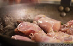Кролик, запеченный в сливках, с овощами: На сковороде разогреваем оливковое масло, выкладываем в сковороду куски кролика.