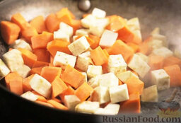 Кролик, запеченный в сливках, с овощами: В сковороду с маслом, где жарился кролик, выкладываем сельдерей и морковь. Обжариваем до мягкости.