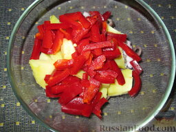 Овощной салат с осьминогом: Перец нарезать соломкой.