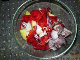 Овощной салат с осьминогом: Лук, желательно красный, нарезать четвертькольцами.