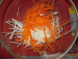 Салат с дайконом и ростками сои: Как приготовить салат из дайкона:    Дайкон и морковь очистить и нашинковать на терке для морковки по-корейски.