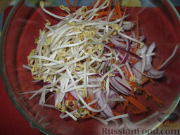 Салат с дайконом и ростками сои: Красный лук нарезать полукольцами, добавить ростки сои.