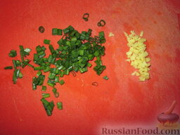 Салат с дайконом и ростками сои: Зеленый лук и имбирь измельчить.