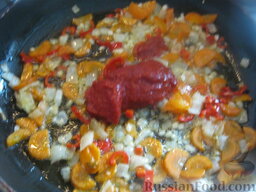 Cуп с нутом: В сковороду выложить томатную пасту. Тушить, помешивая, 1 минуту.