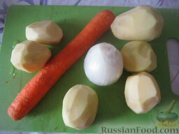 Cуп с нутом: Почистить и помыть картофель, лук и морковь.