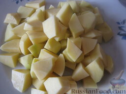 Cуп с нутом: Картофель нарезать кубиками.
