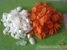 Cуп с нутом: Лук нарезать кубиками, а морковь - полукольцами.