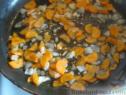 Cуп с нутом: Разогреть сковороду, налить растительное масло. В горячее масло выложить лук и морковь. Тушить на среднем огне, помешивая, 2-3 минуты.