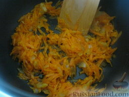 Рисовая каша с сухофруктами (в мультиварке): Вскипятить чайник.  В чашу мультиварки добавить масло, выложить лук и морковь. Обжарить, помешивая, 2-3 минуты.