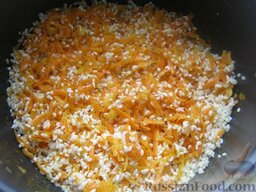Рисовая каша с сухофруктами (в мультиварке): Добавить рис. Хорошо перемешать.