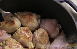 Чахохбили: Выкладываем в разогретое масло подготовленные куски курицы. Обжариваем курицу до румяной корочки. Кусочки часто переворачиваем.