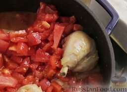 Чахохбили: Добавляем нарезанные помидоры, чуть-чуть солим (зимой можно добавить к помидорам столовую ложку хорошего томатного соуса).