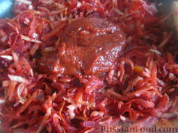 Красный борщ с галушками и фасолью: Добавить томат. Перемешать. Добавить 0,5 стакана бульона из кастрюли. Тушить 5 минут на самом маленьком огне.