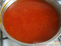 Красный борщ с галушками и фасолью: В кастрюлю выложить зажарку, фасоль. Посолить, добавить специи. Довести ко кипения.