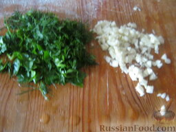 Красный борщ с галушками и фасолью: Добавить в борщ лавровый лист. Помыть и мелко нарезать зелень. Почистить и мелко нарубить чеснок.