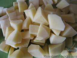 Красный борщ с галушками и фасолью: Почистить и помыть картофель. Нарезать кубиками.   Когда курица сварилась, вынуть ее, а в кастрюлю выложить картофель. Варить 10 минут.