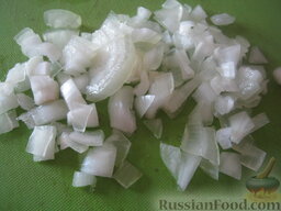 Красный борщ с галушками и фасолью: Почистить и помыть лук. Нарезать кубиками.