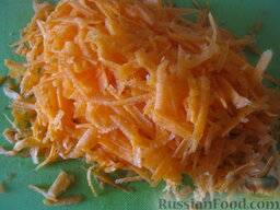 Красный борщ с галушками и фасолью: Почистить и помыть морковь. Натереть на крупной терке.