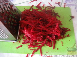 Красный борщ с галушками и фасолью: Почистить и помыть свеклу. Натереть на крупной терке.