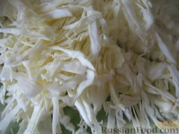Красный борщ с галушками и фасолью: Тонкой соломкой нарезать капусту.