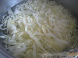 Красный борщ с галушками и фасолью: К картошке добавить капусту. Варить 10 минут.