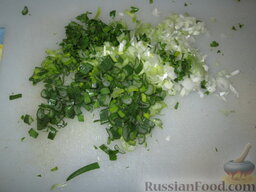 Тартар из говядины: Зеленый лук, вместе с луковичкой, и петрушку нарезать мелко. Добавить в фарш.