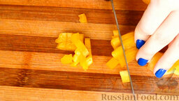 Салат с курицей и картофелем "Гнездышки": Перец очистить от семян, нарезать кубиками.