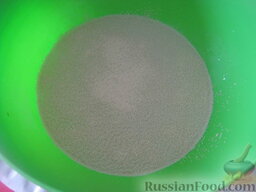 Быстрое дрожжевое постное тесто: Как приготовить быстрое дрожжевое тесто постное:    В миску налить теплую воду, развести дрожжи. Добавить сахар. Перемешать.