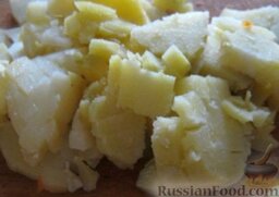 Салат "Оливье" вегетарианский: Почистить картофель, нарезать кубиками.