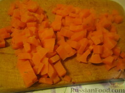 Салат "Оливье" вегетарианский: Почистить морковь, нарезать кубиками.