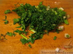 Салат "Оливье" вегетарианский: Помыть и мелко нарезать зелень.
