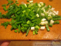 Салат "Оливье" вегетарианский: Помыть и нарезать лук зеленый.