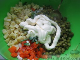 Салат "Оливье" вегетарианский: Соединить в миске все продукты. Посолить, поперчить. Заправить салат 