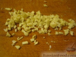 Хумус из белой фасоли: Чеснок очистить и порубить мелко ножом.