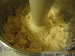 Хумус из белой фасоли: Поместить в блендер фасоль и чеснок, хорошо взбить до однородной массы.