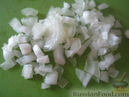Хумус из белой фасоли: А можно подавать хумус из фасоли с жареным лучком. Для этого почистить, помыть, нарезать кубиками репчатый лук.