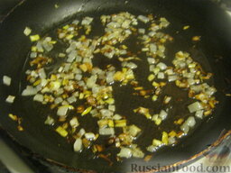 Хумус из белой фасоли: Разогреть сковороду, налить 1,5 ст. ложки оливкового масла. В горячее масло выложить лук. Жарить на среднем огне, помешивая, до золотистого цвета. Снять с огня. Охладить.