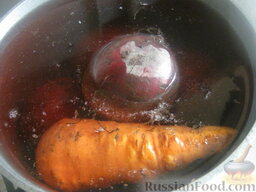 Винегрет "Овощная грядка": Приготовление винегрета овощного:    Хорошо помыть, сложить в казанок свеклу и морковь. Довести до кипения. Убавить огонь до минимального, варить овощи под крышкой до готовности (морковь - около 25-30 минут, свеклу - около 50-60 минут). Воду слить. Охладить.
