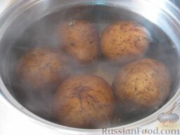 Винегрет "Овощная грядка": Помыть и сложить в казанок картофель. Довести до кипения. Убавить огонь до минимального, варить в мундире под крышкой до готовности (около 20 минут). Слить воду. Охладить.