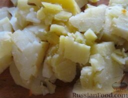 Винегрет "Овощная грядка": Почистить картофель, нарезать кубиками.