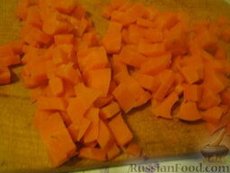 Винегрет "Овощная грядка": Почистить морковь, нарезать кубиками.
