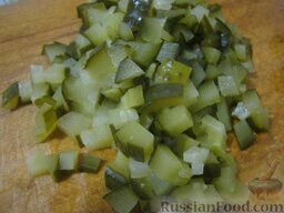 Винегрет "Овощная грядка": Маринованные (соленые) огурцы нарезать кубиками.