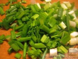 Винегрет "Овощная грядка": Помыть и нарезать зеленый лук.