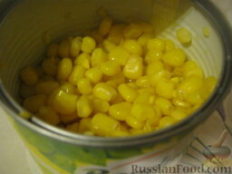 Винегрет "Овощная грядка": Открыть баночку консервированной кукурузы, слить жидкость.