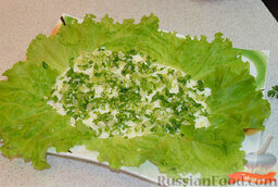 Салат с крабовыми палочками: Посыпать нарезанным зеленым луком.
