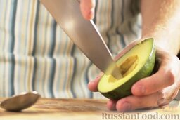 Гуакамоле: Как приготовить гуакамоле:    Авокадо разрезаем пополам, убираем косточку.