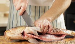 Фаршированная рыба: Как приготовить фаршированную рыбу:    Подготовленную тушку карпа промываем и обсушиваем бумажным полотенцем. Обрезаем плавники так, чтобы не порвалась шкура.