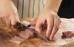 Фаршированная рыба: Готовое мясо нарезаем произвольными кусочками.  Так же нарезаем филе судака.