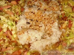 Рулеты из рисовой бумаги с пекинской капустой: Добавить вареный рис. Полить его соевым соусом. Все перемешать. Начинка готова.
