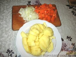 Суп с рисово-мясными фрикадельками: Как приготовить суп с фрикадельками:    Очистить овощи. Мелко порезать лук, кубиками нарезать морковь. Картофель порезать брусочками.  В 2л кипящей воды вкинуть овощи. Довести до кипения. Варить 5 минут.